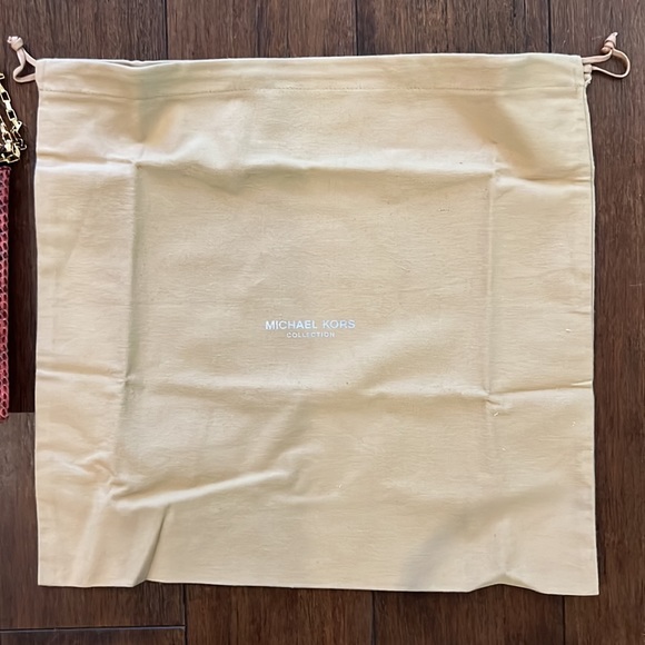 Michael Kors envelope clutch. Adjustable and removable gold chain! NWT! - Picture 6 of 7